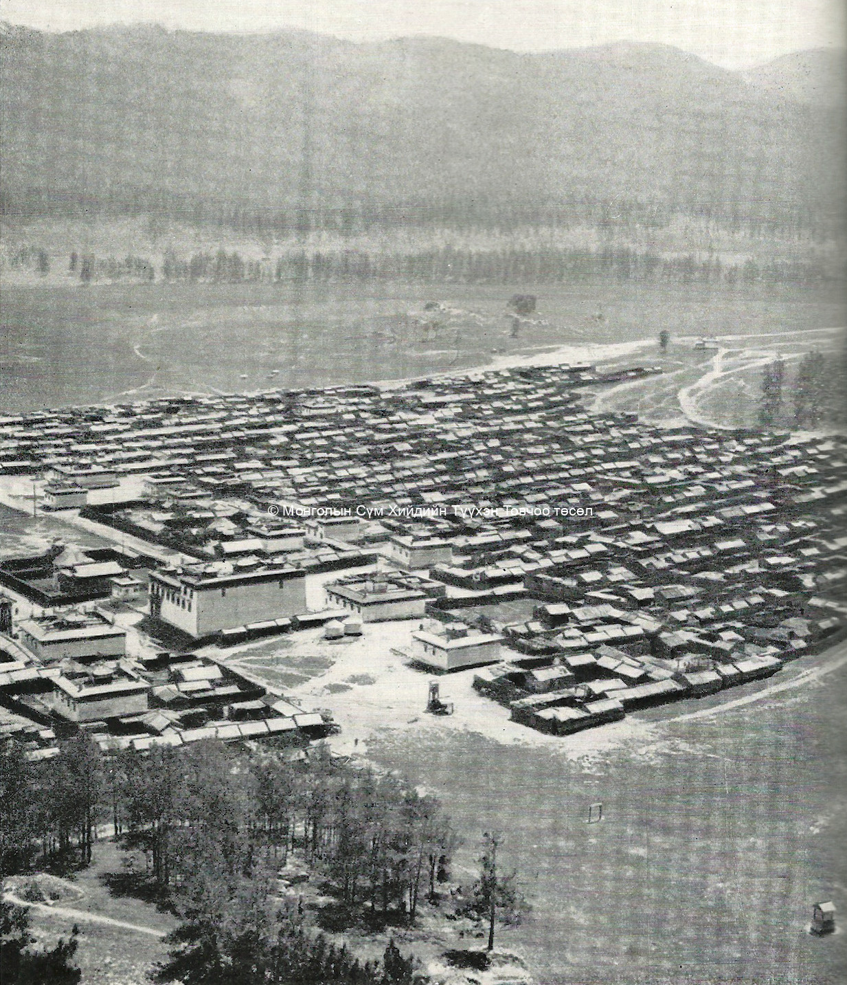 General view from the North, Maidar, D., Mongoliin arkhityektur ba khot baiguulalt. Ulsiin Khevleliin Gazar, Ulaanbaatar 1972, 114,  taken by Kondratyev in the 1920s; Tsültem, N., Mongolian Architecture. Ulaanbaatar 1988, 137
